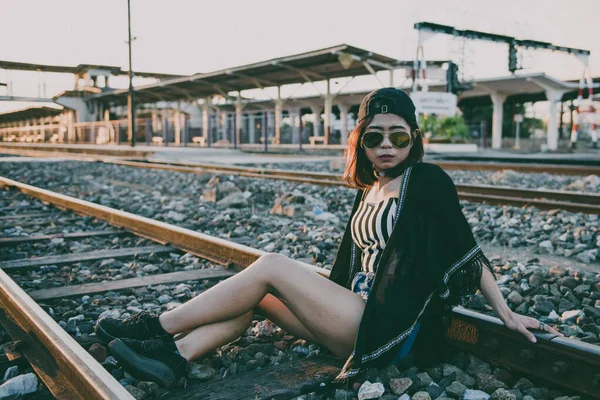 Hipster Menina Sentindo Triste Caminho Ferroviário Noite Tom Japonês Estilo — Fotografia de Stock