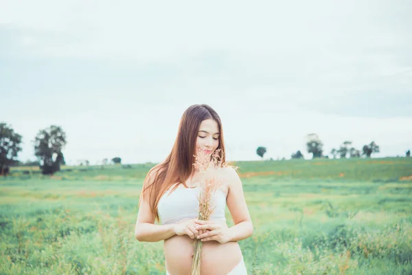 Портрет Молодой Азиатской Беременной Женщины — стоковое фото