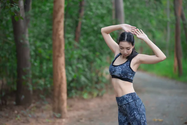 Азиатская Спортивная Женщина Растягивает Тело Дыша Свежим Воздухом Парке Таиланд — стоковое фото