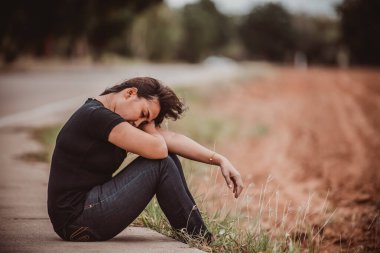 Asyalı güzel kız ormanda yalnız hissediyor, üzgün kadın konsepti, Taylandlı insanlar, sevgilisinden gelen aşka üzülen kadın, kırık bir kalp.