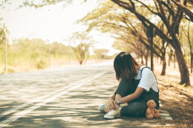 Üzgün kadın, yan yol klasiği, kalp kırıcı kız konsepti