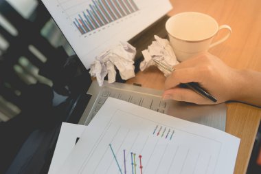 Dizüstü bilgisayarda güneş ışığı, seçici odaklanma