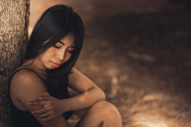 Güzel Taylandlı kadın karşılıksız aşktan çok üzgün, yeniden düşün, düşün, eski tarz, karanlık ton, kırık kalp, Asyalı kız