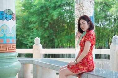 Cheongsam elbiseli, Taylandlı güzel Asyalı kadın, Mutlu Çin Yeni Yılı konsepti.