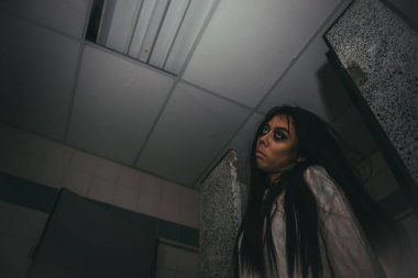 Asyalı kadın portresi hayalet yüzü, korku sahnesi, korkunç arka plan, Cadılar Bayramı posteri.