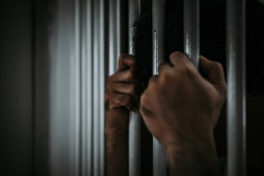 Demir hapishaneyi, esir konseptini, Tayland halkını yakalamak isteyen adamların elleri, özgür olmayı umuyoruz..