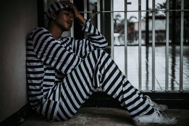 Demir hapishaneyi, esir konseptini, Tayland halkını yakalamak isteyen adamların elleri, özgür olmayı umuyoruz..