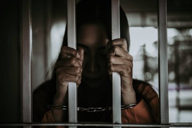 Demir hapishaneyi yakalamak için çırpınan kadın portresi, mahkum konsepti