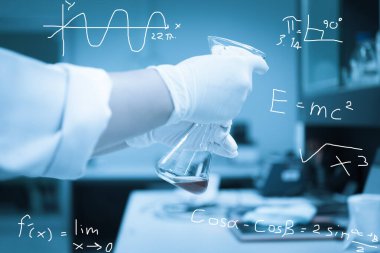 Bilim adamı deneyden önce kimyasalları sallama makinesiyle karıştırdı. Laboratuvarda çalışan Tayland 'lı bilim adamı test tüplerine numuneler karıştırdı.