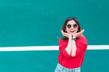 Güzel Asyalı bir kadının portresi tenis kursunda etek giyer, fotoğraf çektirmek için poz verir, Tayland halkı, modern bir kızın yaşam tarzı...