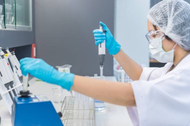 Bilim adamı, deneyden önce plastik tüplere kimyasal madde enjekte etti.