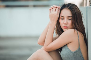 Güzel Taylandlı kadın karşılıksız aşktan çok üzgün, yeniden düşün, düşün, eski tarz, karanlık ton, kırık kalp, Asyalı kız