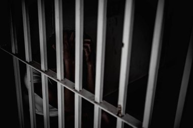 Demir hapishaneyi, esir konseptini, Tayland halkını yakalamak için çırpınan kadınların elleri özgür olmayı umuyor..