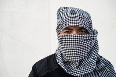 Teröristi beyaz arkaplanda kapat