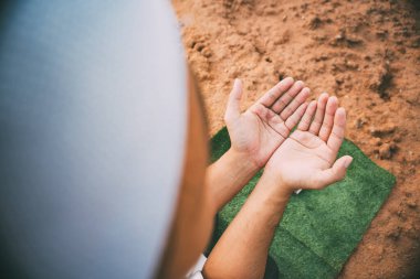 Siluet Genç Asyalı Müslüman adam gün batımında dua ediyor, Ramazan festivali konsepti