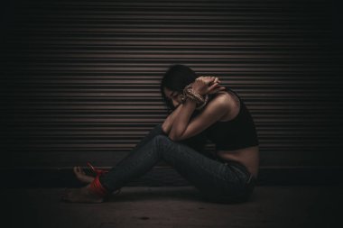 Asyalı rehine kadın gece olay yerinde iple bağlandı hırsızlar fidye için kaçırıldı, Tayland halkı...