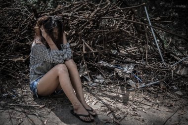 Asyalı kadın yalnız bırakılacak..