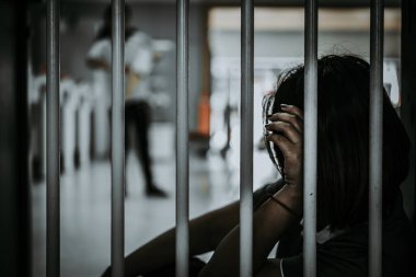 Demir hapishaneyi yakalamak için çırpınan kadın portresi, mahkum konsepti