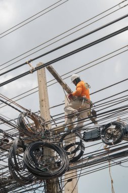 Nakhonratchasima, Tayland 25 Eylül: Elektrikçiler yüksek voltaj direklerinin ana kablolarını değiştiriyorlar. 25 Eylül 2016 tarihinde Tayland 'ın Nakhonratchasima kentinde