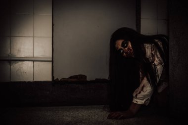 Asyalı kadın portresi hayalet yüzü, korku sahnesi, korkunç arka plan, Cadılar Bayramı posteri.