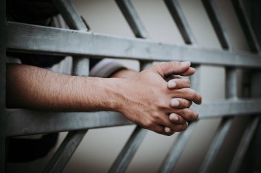 Demir hapishaneyi, esir konseptini, Tayland halkını, özgür olmayı umut eden suçluları yakalamak için çırpınan adamların elleri..