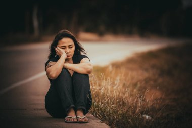Asyalı güzel kız ormanda yalnız hissediyor, üzgün kadın konsepti, Taylandlı insanlar, sevgilisinden gelen aşka üzülen kadın, kırık bir kalp.