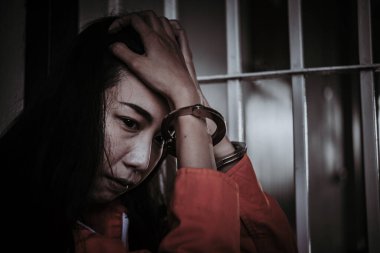 Demir hapishaneyi, esir konseptini, Tayland halkını yakalamak için çırpınan adamın elleri..