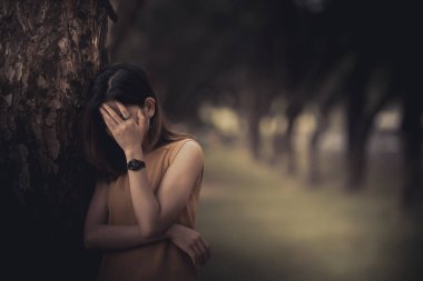 Güzel Taylandlı kadın karşılıksız aşktan çok üzgün, yeniden düşün, düşün, eski tarz, karanlık ton, kırık kalp, Asyalı kız