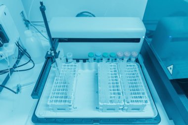 Laboratuvar masasında bilimsel deneyler için ekipman..