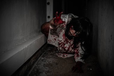 Asyalı kadın portresi hayalet yüzü, korku sahnesi, korkunç arka plan, Cadılar Bayramı posteri.