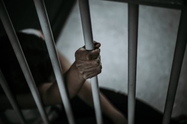 Demir hapishaneyi yakalamak için çırpınan kadın portresi, mahkum konsepti