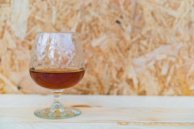 Ormanda viski, yalnız, yalnız, üzgün, endişeli, ciddi