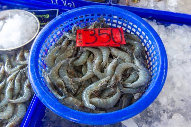 Pazarda taze deniz ürünleri