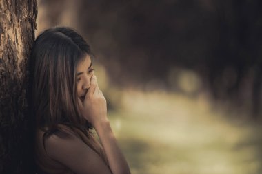 Güzel Taylandlı kadın karşılıksız aşktan çok üzgün, yeniden düşün, düşün, eski tarz, karanlık ton, kırık kalp, Asyalı kız