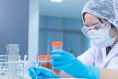 Bilim adamı, deneyden önce plastik tüplere kimyasal madde enjekte etti.