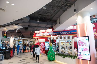 Korat - Tayland - 24 Aralık 2016: Tanımlanamayan kişiler yoğun bir şekilde birlikte 21. Terminal 'de sahne aldılar. Burası çok ünlü bir alışveriş merkezi.