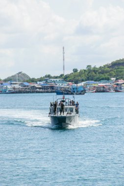 Gündüz vakti denizde yüzen turistik tekneler