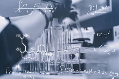 Bilim insanları deneyden önce kimyasalları plastik tüplere enjekte ettiler. Bilim adamı, deneyden önce sallama makinesiyle kimyasalları karıştırdı. Örnekleri test tüplerine karıştırıp test için numune hazırladı.
