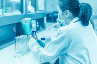 Laboratuvarda çalışan Asyalı bilim adamı, ürün deneyi yaparken, araştırmacılar deneyin sonuçlarını bulmak için analiz ettiler..