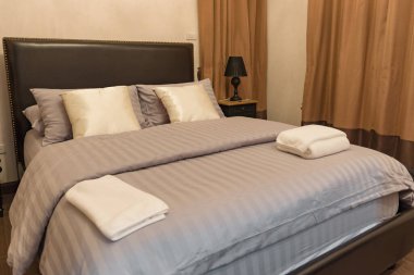 Güzel ve modern yatak odası, gece vakti, neon ışığı, Toskana tarzı, klasik oda stili, khaoyai, nakhonratchasima, thailand, yorgun, rahatla