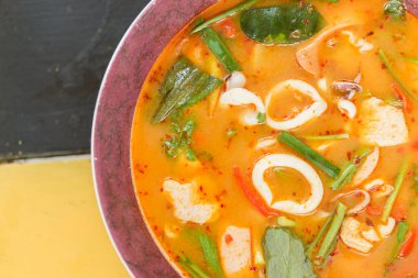 Sofrada pişirilmiş geleneksel Asya yemekleri