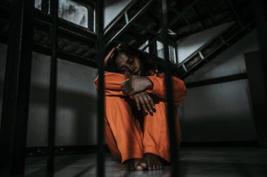 Demir hapishaneyi, esir konseptini, Tayland halkını yakalamak isteyen adamların elleri, özgür olmayı umuyoruz..