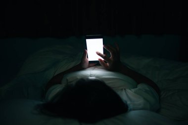 Asyalı kadın gece yatakta akıllı telefon çalar, Taylandlılar...