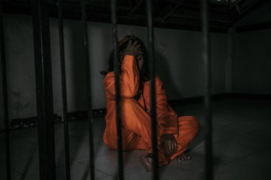 Demir hapishaneyi, esir konseptini, Tayland halkını yakalamak isteyen adamların elleri, özgür olmayı umuyoruz..