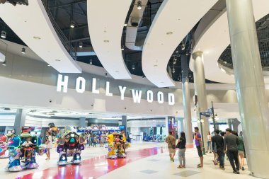 Korat - Tayland - 22 Nisan 2017: Tanımlanamayan kişiler yoğun bir şekilde birlikte 21. Burası çok ünlü bir alışveriş merkezi.