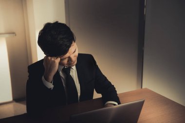 Asyalı stresli iş adamı başarısız oldu, şirket sahibi onu kötü sözlerle suçladı.