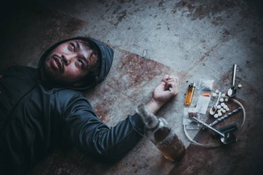 Asyalı erkekler, damarlarına eroin enjekte eden uyuşturucu bağımlılarıdır. Flakka ya da zombi ilacı tehlikeli, Tayland uyuşturucu konseptine hayır, ıssız bir yerdeki kötü adam uyuşturucuları.
