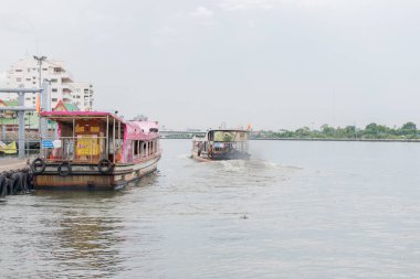 Bangkok, Tayland - 14 Mayıs 2017: Bangkok 'taki Chao Phraya nehri üzerinden yolcu taşıyan gemi