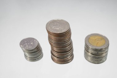 Tayland paraları, on banyo, yığın, kule, beyaz arkaplan