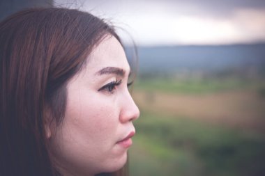 Güzel Taylandlı kadın karşılıksız aşktan çok üzgün, yeniden düşün, düşün, eski tarz, karanlık ton, kırık kalp, Asyalı kız